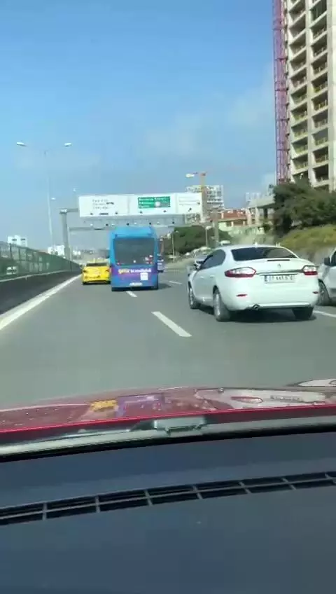 Kadıköy'de yolcu minibüsünün makas terörü kamerada Kadıköy'de yolcu minibüsünün makas terörü kamerada