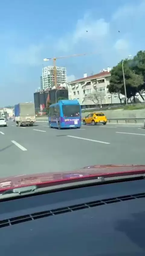Kadıköy'de yolcu minibüsünün makas terörü kamerada Kadıköy'de yolcu minibüsünün makas terörü kamerada