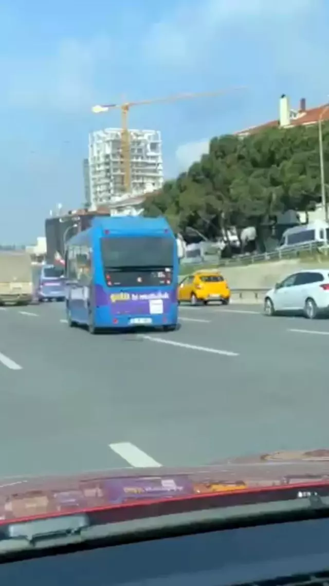 Kadıköy'de yolcu minibüsünün makas terörü kamerada Kadıköy'de yolcu minibüsünün makas terörü kamerada