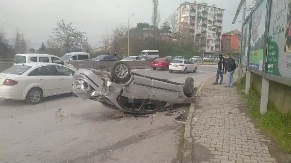 KOCAELİ KALDIRIMA ÇARPAN OTOMOBİL TAKLA ATTI 5 YARALI KOCAELİ KALDIRIMA ÇARPAN OTOMOBİL TAKLA ATTI 5 YARALI