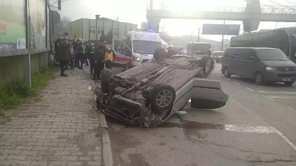 KOCAELİ KALDIRIMA ÇARPAN OTOMOBİL TAKLA ATTI 5 YARALI KOCAELİ KALDIRIMA ÇARPAN OTOMOBİL TAKLA ATTI 5 YARALI