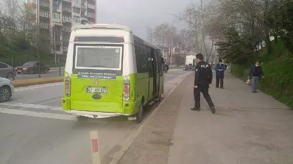 KOCAELİ KALDIRIMA ÇARPAN OTOMOBİL TAKLA ATTI 5 YARALI KOCAELİ KALDIRIMA ÇARPAN OTOMOBİL TAKLA ATTI 5 YARALI