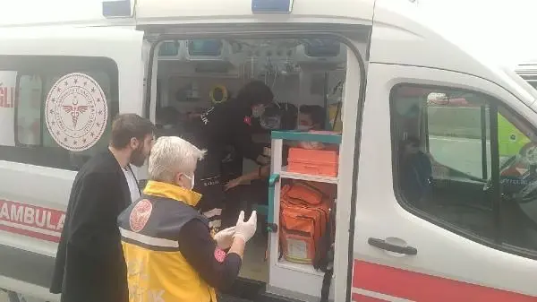 KOCAELİ KALDIRIMA ÇARPAN OTOMOBİL TAKLA ATTI 5 YARALI KOCAELİ KALDIRIMA ÇARPAN OTOMOBİL TAKLA ATTI 5 YARALI