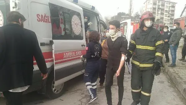 KOCAELİ KALDIRIMA ÇARPAN OTOMOBİL TAKLA ATTI 5 YARALI KOCAELİ KALDIRIMA ÇARPAN OTOMOBİL TAKLA ATTI 5 YARALI