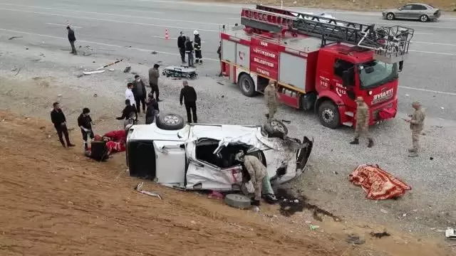 Kamyonet devrildi: 2 ölü, 3 yaralı Kamyonet devrildi: 2 ölü, 3 yaralı