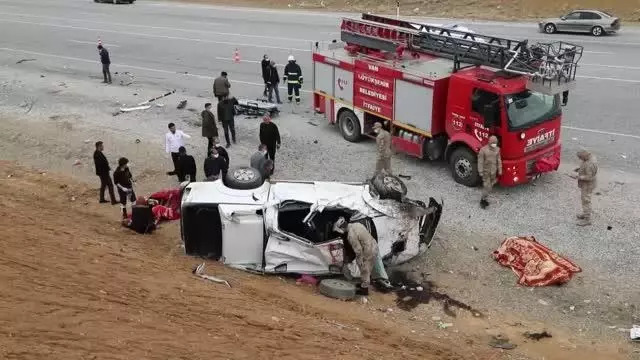 Kamyonet devrildi: 2 ölü, 3 yaralı Kamyonet devrildi: 2 ölü, 3 yaralı