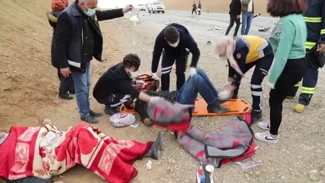 Kamyonet devrildi: 2 ölü, 3 yaralı Kamyonet devrildi: 2 ölü, 3 yaralı