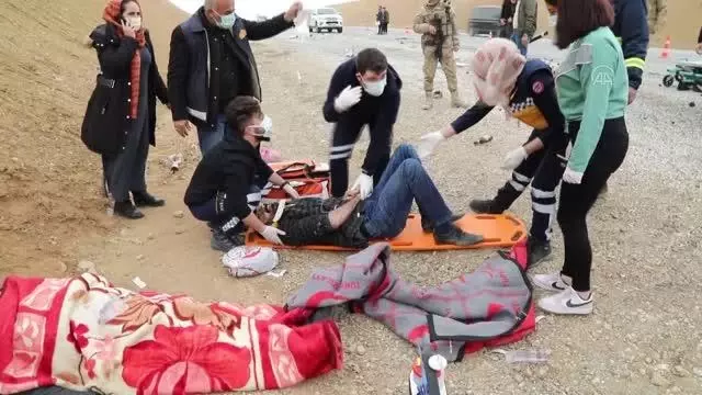 Kamyonet devrildi: 2 ölü, 3 yaralı Kamyonet devrildi: 2 ölü, 3 yaralı