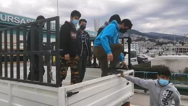Kamyonet kasasında yakalanan kaçak göçmenler, 'düğüne geldik' demiş Kamyonet kasasında yakalanan kaçak göçmenler, 'düğüne geldik' demiş