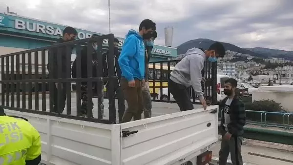 Kamyonet kasasında yakalanan kaçak göçmenler, 'düğüne geldik' demiş Kamyonet kasasında yakalanan kaçak göçmenler, 'düğüne geldik' demiş