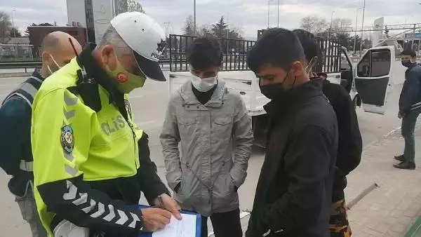 Kamyonet kasasında yakalanan kaçak göçmenler, 'düğüne geldik' demiş Kamyonet kasasında yakalanan kaçak göçmenler, 'düğüne geldik' demiş