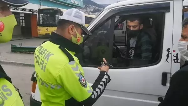 Kamyonet kasasında yakalanan kaçak göçmenler, 'düğüne geldik' demiş Kamyonet kasasında yakalanan kaçak göçmenler, 'düğüne geldik' demiş