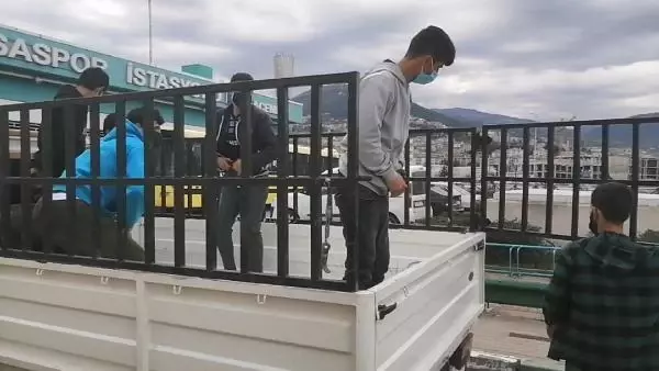 Kamyonet kasasında yakalanan kaçak göçmenler, 'düğüne geldik' demiş Kamyonet kasasında yakalanan kaçak göçmenler, 'düğüne geldik' demiş