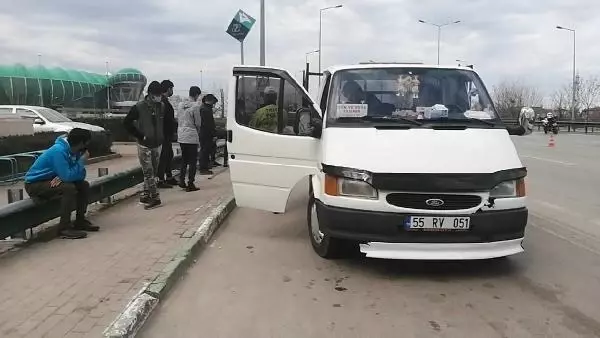 Kamyonet kasasında yakalanan kaçak göçmenler, 'düğüne geldik' demiş Kamyonet kasasında yakalanan kaçak göçmenler, 'düğüne geldik' demiş