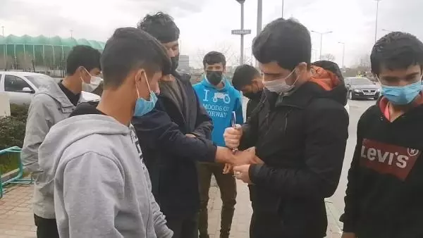 Kamyonet kasasında yakalanan kaçak göçmenler, 'düğüne geldik' demiş Kamyonet kasasında yakalanan kaçak göçmenler, 'düğüne geldik' demiş