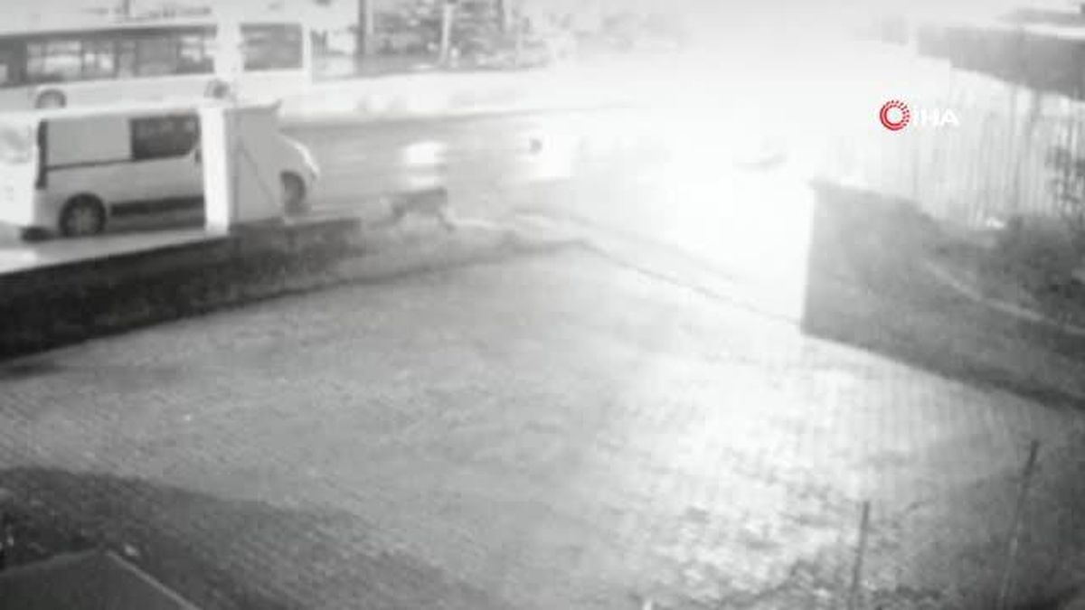 Kamyonetin çarptığı kadının metrelerce savruldu...Feci kaza kamerada