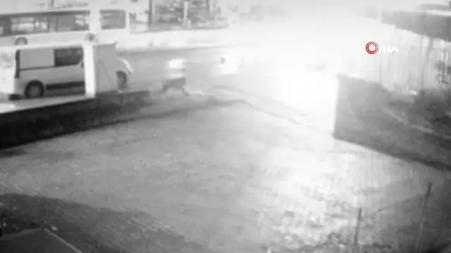 Kamyonetin çarptığı kadının metrelerce savruldu...Feci kaza kamerada Kamyonetin çarptığı kadının metrelerce savruldu...Feci kaza kamerada