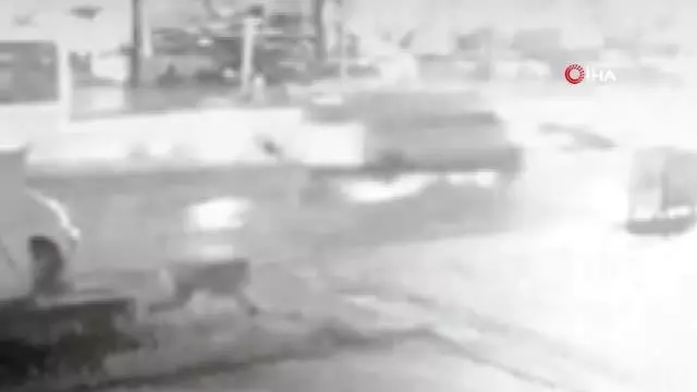 Kamyonetin çarptığı kadının metrelerce savruldu...Feci kaza kamerada Kamyonetin çarptığı kadının metrelerce savruldu...Feci kaza kamerada