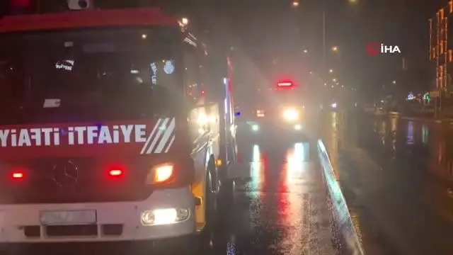 Kamyonetin çarptığı kadının metrelerce savruldu...Feci kaza kamerada Kamyonetin çarptığı kadının metrelerce savruldu...Feci kaza kamerada