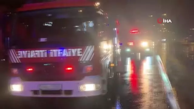 Kamyonetin çarptığı kadının metrelerce savruldu...Feci kaza kamerada Kamyonetin çarptığı kadının metrelerce savruldu...Feci kaza kamerada