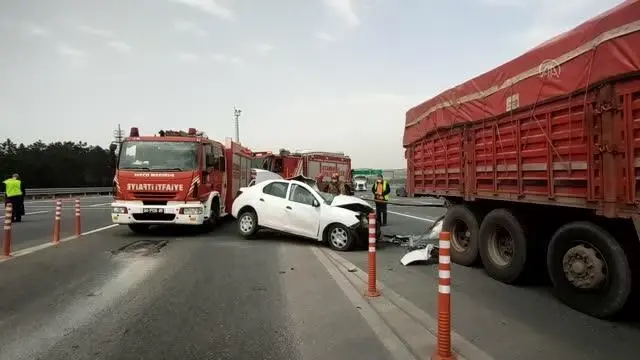 Kamyonla çarpışan otomobilin sürücüsü yaşamını yitirdi Kamyonla çarpışan otomobilin sürücüsü yaşamını yitirdi