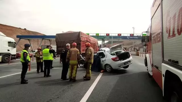 Kamyonla çarpışan otomobilin sürücüsü yaşamını yitirdi Kamyonla çarpışan otomobilin sürücüsü yaşamını yitirdi