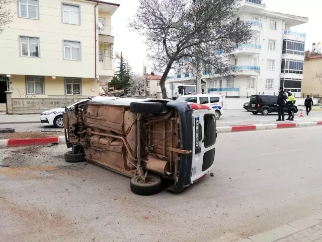 Karaman'da ağaca çarptıktan sonra tekeri kopan hafif ticari araç yan yattı Karaman'da ağaca çarptıktan sonra tekeri kopan hafif ticari araç yan yattı
