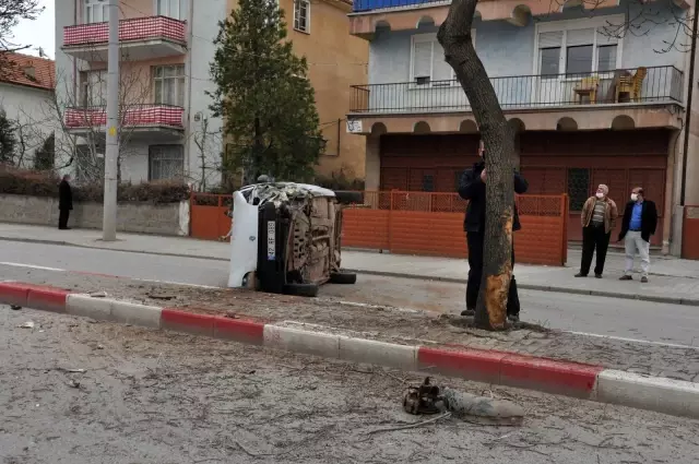 Karaman'da ağaca çarptıktan sonra tekeri kopan hafif ticari araç yan yattı Karaman'da ağaca çarptıktan sonra tekeri kopan hafif ticari araç yan yattı