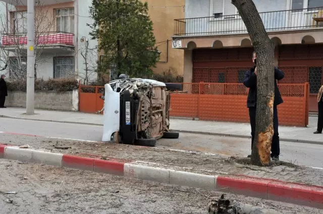 Karaman'da ağaca çarptıktan sonra tekeri kopan hafif ticari araç yan yattı Karaman'da ağaca çarptıktan sonra tekeri kopan hafif ticari araç yan yattı