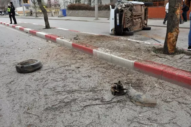 Karaman'da ağaca çarptıktan sonra tekeri kopan hafif ticari araç yan yattı Karaman'da ağaca çarptıktan sonra tekeri kopan hafif ticari araç yan yattı