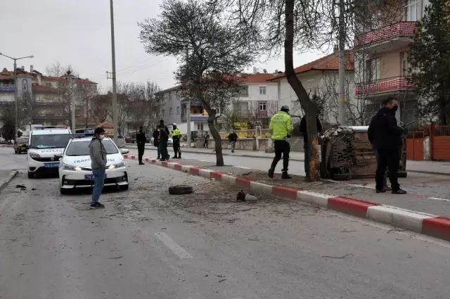 Karaman'da ağaca çarptıktan sonra tekeri kopan hafif ticari araç yan yattı Karaman'da ağaca çarptıktan sonra tekeri kopan hafif ticari araç yan yattı