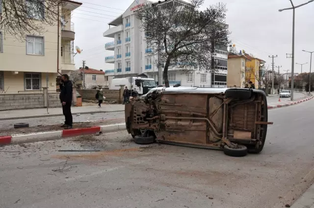 Karaman'da ağaca çarptıktan sonra tekeri kopan hafif ticari araç yan yattı Karaman'da ağaca çarptıktan sonra tekeri kopan hafif ticari araç yan yattı