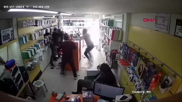 'KARDEŞİMİZDEN BOŞAN' DİYE 40 DAKİKA DÖVÜP, VÜCUDUNA KAYNAR SU DÖKTÜLER 'KARDEŞİMİZDEN BOŞAN' DİYE 40 DAKİKA DÖVÜP, VÜCUDUNA KAYNAR SU DÖKTÜLER