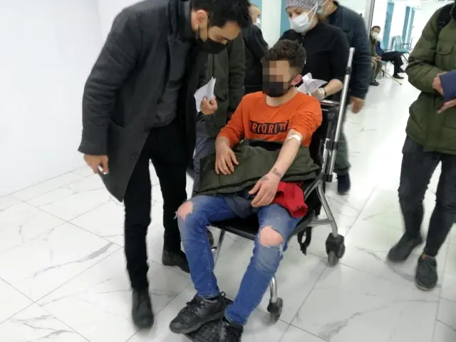 Karnından bıçaklandı, sedyede şarkı söyledi Karnından bıçaklandı, sedyede şarkı söyledi