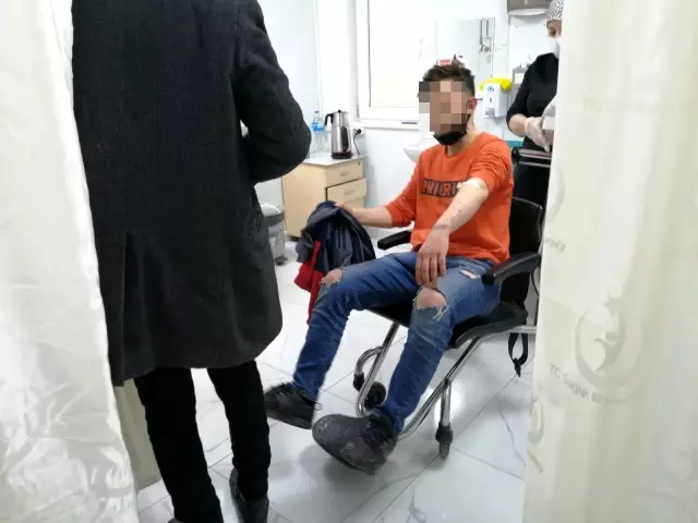 Karnından bıçaklandı, sedyede şarkı söyledi Karnından bıçaklandı, sedyede şarkı söyledi