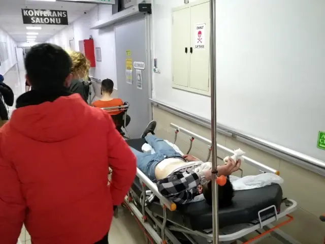 Karnından bıçaklandı, sedyede şarkı söyledi Karnından bıçaklandı, sedyede şarkı söyledi