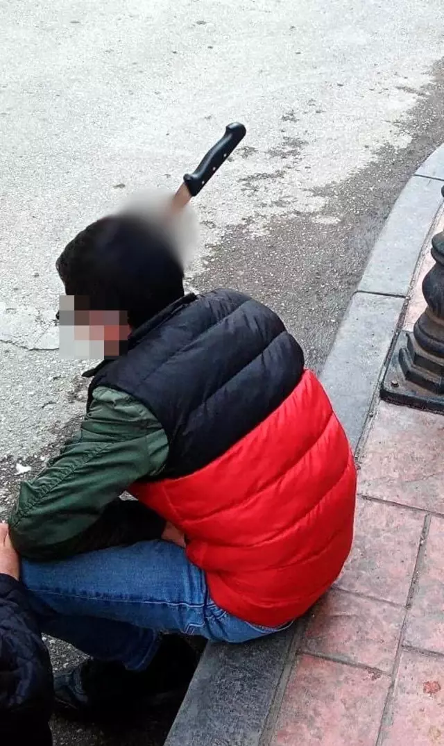 Karnından bıçaklandı, sedyede şarkı söyledi Karnından bıçaklandı, sedyede şarkı söyledi