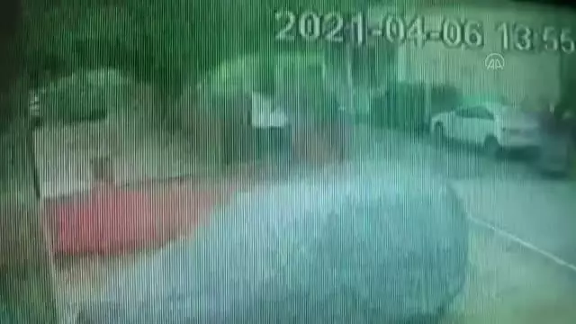 Kartal'daki bir avukatlık bürosunda silahlı kavga - Güvenlik kamerası (4) Kartal'daki bir avukatlık bürosunda silahlı kavga - Güvenlik kamerası (4)