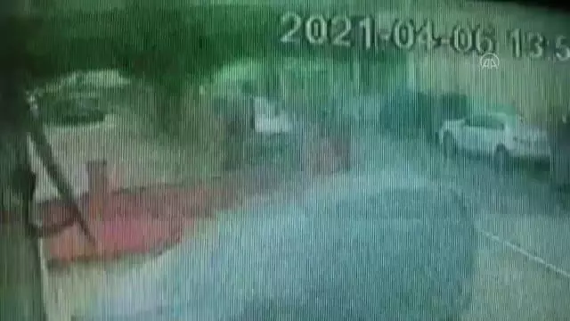 Kartal'daki bir avukatlık bürosunda silahlı kavga - Güvenlik kamerası (4) Kartal'daki bir avukatlık bürosunda silahlı kavga - Güvenlik kamerası (4)
