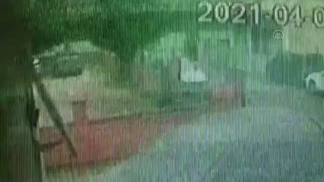 Kartal'daki bir avukatlık bürosunda silahlı kavga - Güvenlik kamerası (4) Kartal'daki bir avukatlık bürosunda silahlı kavga - Güvenlik kamerası (4)