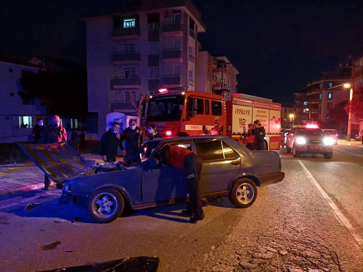 Son dakika haberi: Kaza yapan araç alev aldı, sürücünün imdadına polis yetişti