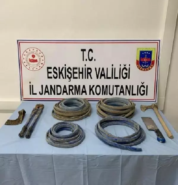 Kaza yaptı, kablo hırsızlığı ortaya çıktı Kaza yaptı, kablo hırsızlığı ortaya çıktı