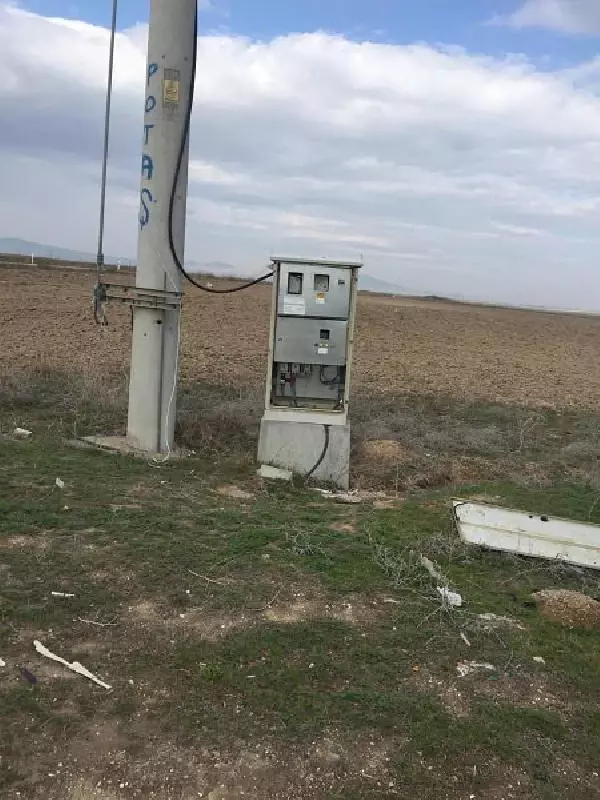 Kaza yaptı, kablo hırsızlığı ortaya çıktı Kaza yaptı, kablo hırsızlığı ortaya çıktı