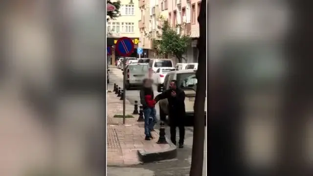 Kendisine saldıranların fırlattığı bıçak başına saplanan genç yaralandı Kendisine saldıranların fırlattığı bıçak başına saplanan genç yaralandı