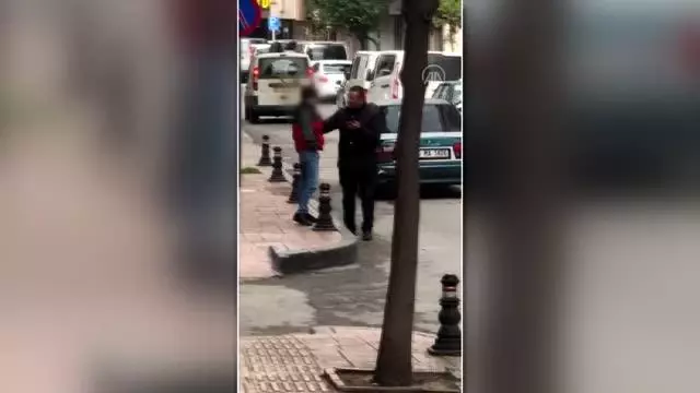 Kendisine saldıranların fırlattığı bıçak başına saplanan genç yaralandı Kendisine saldıranların fırlattığı bıçak başına saplanan genç yaralandı