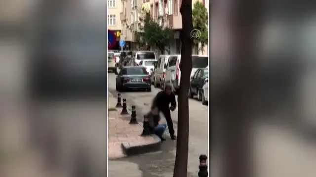 Kendisine saldıranların fırlattığı bıçak başına saplanan genç yaralandı Kendisine saldıranların fırlattığı bıçak başına saplanan genç yaralandı