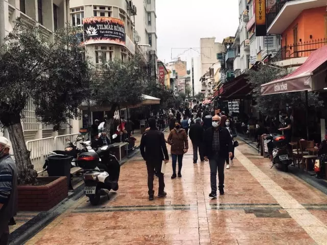 Kırmızıya dönen Aydın'da, sokaklardaki kalabalık dikkat çekiyor Kırmızıya dönen Aydın'da, sokaklardaki kalabalık dikkat çekiyor