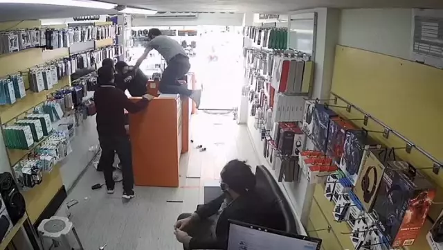 Kız kardeşlerinden boşanmasını istedikleri eniştelerini 40 dakika boyunca dövdüler Kız kardeşlerinden boşanmasını istedikleri eniştelerini 40 dakika boyunca dövdüler