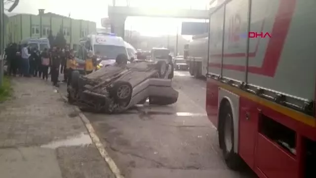 KOCAELİ KALDIRIMA ÇARPAN OTOMOBİL TAKLA ATTI 5 YARALI KOCAELİ KALDIRIMA ÇARPAN OTOMOBİL TAKLA ATTI 5 YARALI