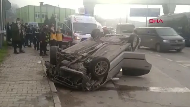 KOCAELİ KALDIRIMA ÇARPAN OTOMOBİL TAKLA ATTI 5 YARALI KOCAELİ KALDIRIMA ÇARPAN OTOMOBİL TAKLA ATTI 5 YARALI